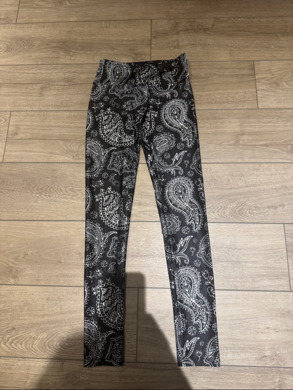 Goldsheep black and white paisley leggings size small